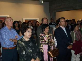 El público en la presentación de la exposición, en primer término Mª Carmen Calviño, pintora de la Asociación de Pintores de A Coruña.