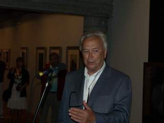 Jesús Núñez, agradece al Ayuntamiento de A Coruña la organización de su Exposición Antológica, en la presentación.
