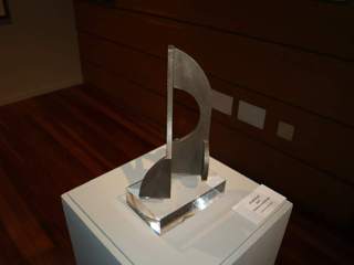"Formas", escultura de madera metalizada. Colección particular, 2007.